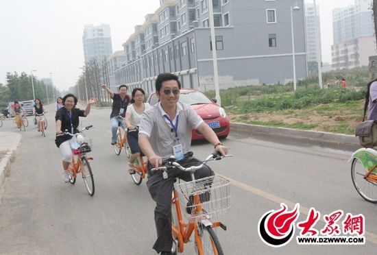記者們騎上公共自行車，感受到城市公共自行車的便捷和樂(lè)趣。 記者 郭豪 攝。