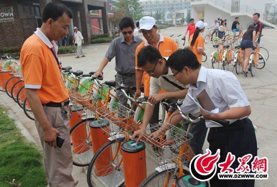 采訪團(tuán)記者做好準(zhǔn)備體驗(yàn)公共自行車。 記者 郭豪 攝。