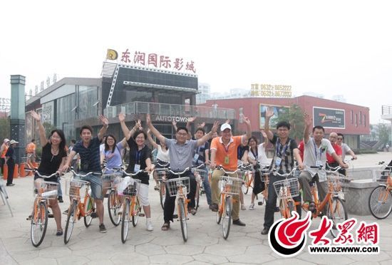 采訪團(tuán)記者做好準(zhǔn)備體驗(yàn)公共自行車。 記者 郭豪 攝。